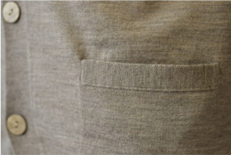 【Men's】EXTRA FINE MERINO WOOL V CARDIGAN / taupe（メンズ エクストラファインメリノウール　Vカーディガン / トープ）